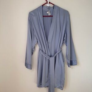 Nordstrom Silk robe bathrobe belted with pockets and inner tie at waist.